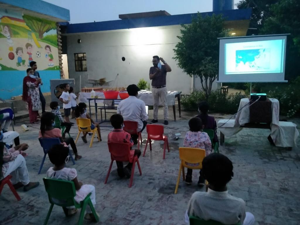 In Pakistan, Sant’Egidio explains how to prevent coronavirus infection and distributes sets of protective equipment to children and families